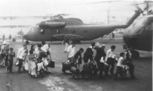 Người di tản Việt Nam lên CH-53 ở bãi đáp Lz39