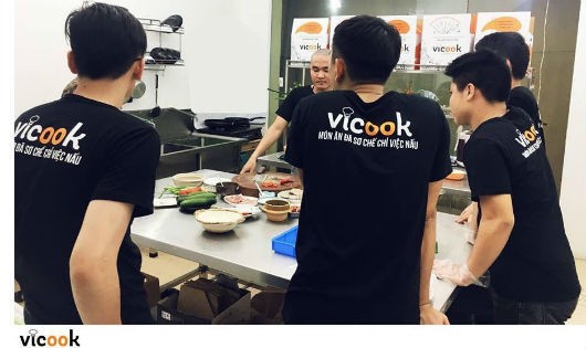 Những chàng trai yêu bếp của Vicook (đầu bếp Trương Quang Tùng là người đầu trọc đứng trong)
