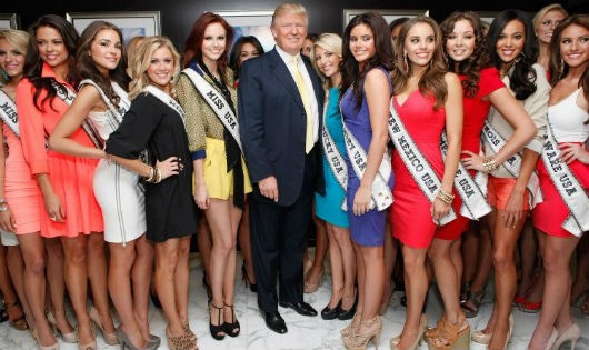 Donald Trump chụp ảnh cùng các thí sinh cuộc thi Hoa hậu Hoàn vũ (Ảnh của bloomberg) 