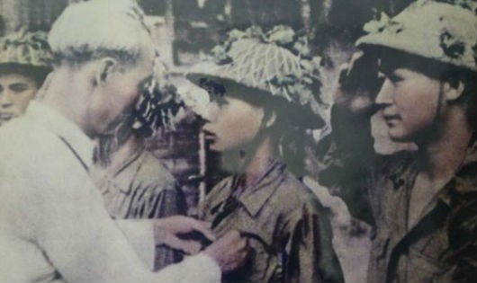 Huy hiệu Bác Hồ tặng ông Nguyễn Văn Thảo