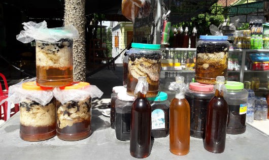 Các sản phẩm từ ong rừng được bày bán ở xã Nam Hưng