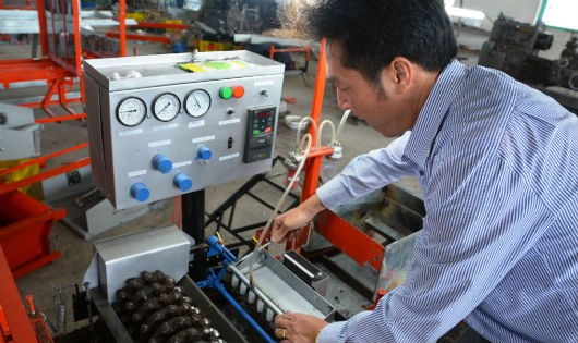 Anh Nguyễn Hồng Chương đang kiểm tra động cơ “ máy gieo hạt chân không 6 trong 1 tự động” mới cho ra đời năm 2017.