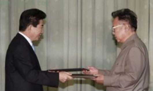 Lãnh đạo Triều Tiên Kim Chung-in và Tổng thống Hàn Quốc Kim Dae-jung ký Tuyên bố chung về hạt nhân