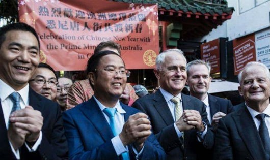 Tỷ phú Hoàng Hướng Mặc (thứ hai, từ trái) và Thủ tướng Malcolm Turnbull (thứ ba, từ trái).
