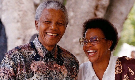 Nelson Mandela hạnh phúc bên người vợ thứ 3, Graca Machel (Ảnh của EPA-Dailymail)
