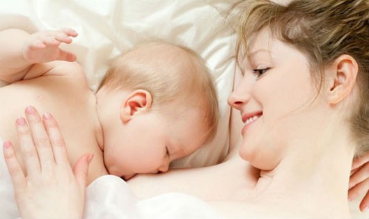 Cho con bú sữa mẹ giúp mẹ ngừa bệnh tim