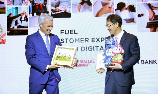 Ông Wayne Besant và Ông Shin Dong Min trao quà lưu niệm đánh dấu sự hợp tác