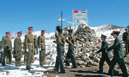 Lực lượng biên phòng Trung - Ấn  trong một lần gặp nhau tại cột mốc biên giới 
