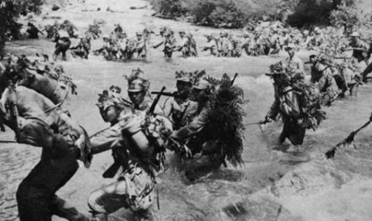 Lính Nhật hành quân trong một trận chiến hồi Thế chiến 2