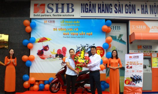 Ông Lại Quang Dũng – Giám đốc SHB Thái Bình trao xe Honda Lead cho khách hàng Nguyễn Thị Hạnh (bên trái)