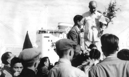 Bác Hồ đón đồng bào Việt kiều Thái Lan về nước trên chuyến tàu đầu tiên ở Hải Phòng