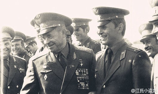 Custody (phải) bên cạnh Tham mưu trưởng Không quân Liên Xô khi ông đến thăm đơn vị