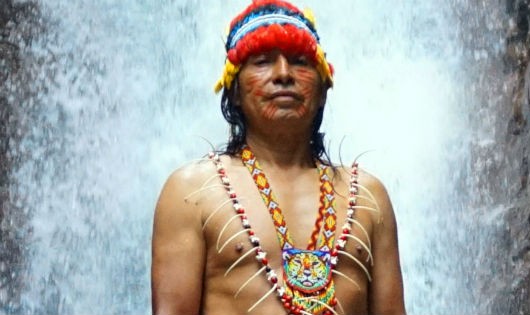 Một chiến binh người bộ lạc Shuar  sống ở rừng già Amazon, bộ lạc này chuyên làm những cái đầu người thu nhỏ từ xác các kẻ thù bị sát hại 