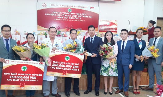 Lễ trao máy trợ thở và máy tiêm tự động cho bệnh viện Nhi Đồng II