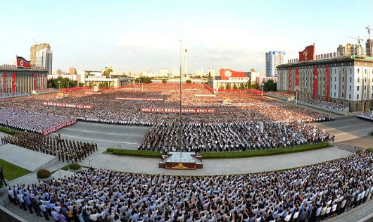 Hàng chục nghìn người đổ về Quảng trường Kim Nhật Thành, mang theo cờ, băng rôn, biểu ngữ phản đối nghị quyết trừng phạt khắc nghiệt nhất từ trước đến nay của LHQ nhằm vào Triều Tiên