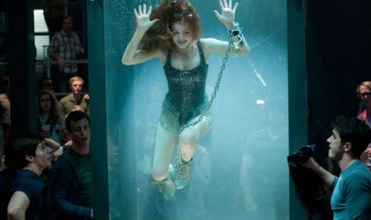 Isla Fisher chết hụt trong cảnh quay thoát khỏi chiếc xích tay trong tủ kính ngập nước