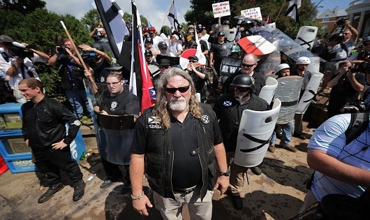 Các nhóm bài ngoại, ủng hộ người da trắng, ủng hộ chủ nghĩa phát xít mới tuần hành khiến biểu tình biến thành bạo loạn (Ảnh: Getty)