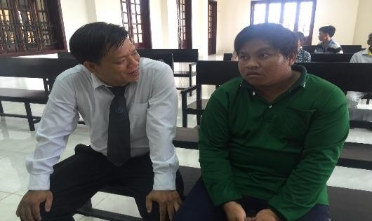 Luật sư Thuận trao đổi với Chau Sum trước phiên xử