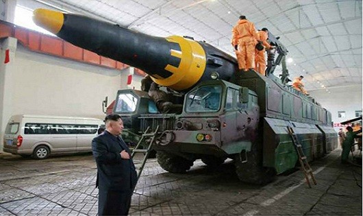 Nhà lãnh đạo Triều Tiên Kim Jong-un kiểm tra tên lửa đạn đạo