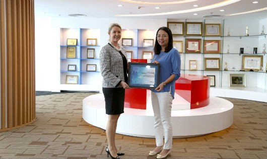 Ms. Deborah Jensen –GĐ Dịch vụ và vận hành Khu vực Đông Nam Á và bà Nguyễn Hương Loan – Phó TGĐ Maritime Bank