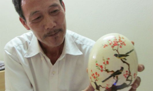Ông Hà bên một sản phẩm chạm khắc trên vỏ trứng đà điểu