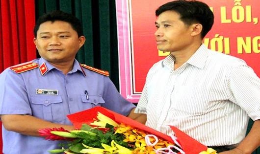 Ông Túy nhận hoa xin lỗi từ đại diện VKSND TP Biên Hòa