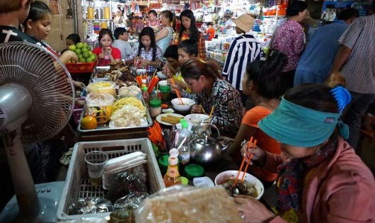 Ăn sáng ở chợ của người Campuchia
