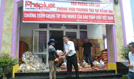 Phó Giám đốc Sở Tư pháp Đồng Nai Nguyễn Văn Toàn trao quà cho người nghèo.