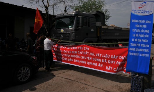 Người dân chặn đường Đinh Quang Ân không cho xe chở đá đi