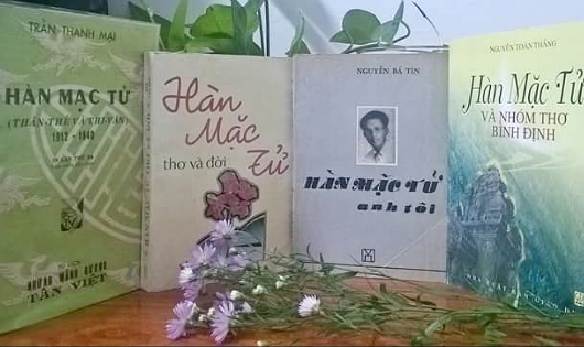 Sách về Hàn Mặc Tử của ông Mại (bên trái) và hồi ký Nguyễn Bá Tín.