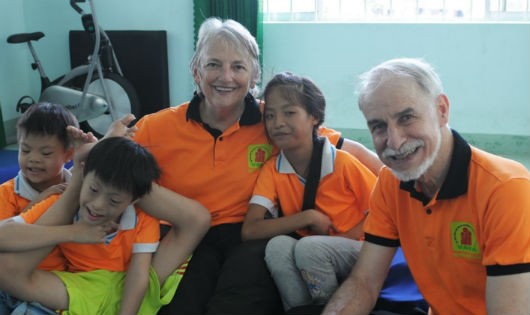 Gần 2 năm qua, cặp vợ chồng bác sĩ người Mỹ giúp đỡ hàng trăm trẻ khuyết tật ở Quảng Ngãi tìm thấy niềm vui trong cuộc sống