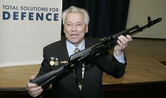 Ông Mikhail Timofeevich Kalashnikov với khẩu AK-47
