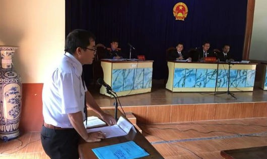 Luật sư, trợ giúp viên pháp lý Nguyễn Trí Bảy tham gia bào chữa tại phiên tòa