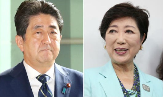 Thủ tướng Nhật Bản Shinzo Abe (trái) và thị trưởng Tokyo Yuriko Koike