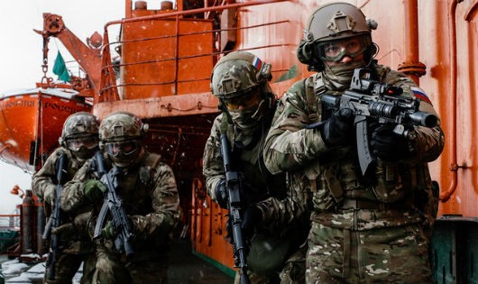 Lính đặc nhiệm Nga truy bắt nghi phạm trong đường dây buôn lậu vũ khí