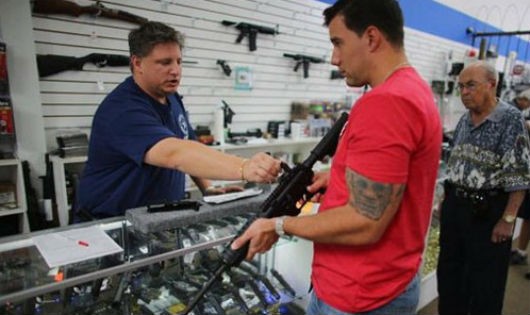 Một cửa hàng bán súng ở Pompano Beach, bang Florida, Mỹ