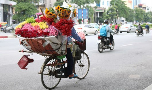 Ngày 20-10, ai sẽ tặng hoa cho những người phụ nữ bán hàng hoa?