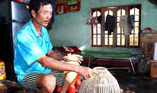 Ông Lê Hồng Kính giới thiệu sản phẩm đan đát của gia đình