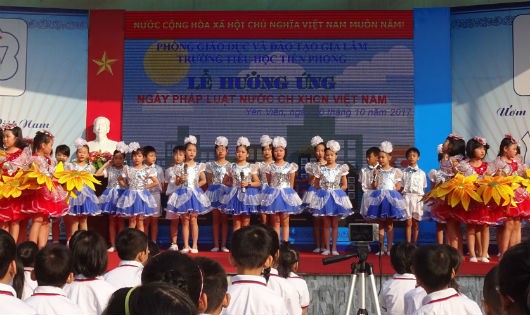 Một buổi lễ hưởng ứng Ngày Pháp luật của Trường Tiểu học Tiền Phong - Hà Nội