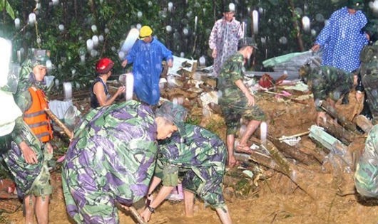 Các lực lượng tìm kiếm nạn nhân bị vùi lấp trong vụ sạt lở đất tại thôn Đàng Bộ, thị trấn Trà My
