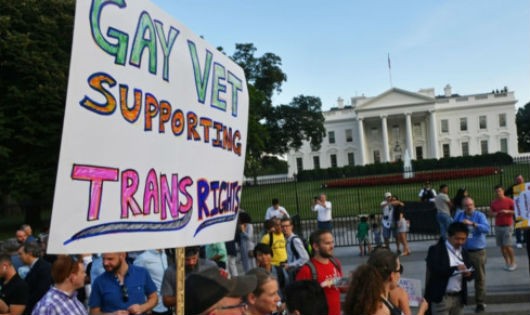 Người biểu tình phản đối lệnh cấm người chuyển giới gia nhập quân đội