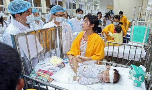 Nhiều trẻ nhỏ đến khám và điều trị sởi tại Bệnh viện 