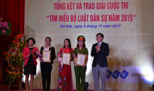 Thứ trưởng Nguyễn Khánh Ngọc (ngoài cùng bên phải) trao giải nhất cho 3 cá nhân Cuộc thi Tìm hiểu BLDS 2015 tại Hà Nội
