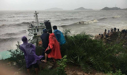 Lực lượng chức năng và người dân cứu hộ, cứu nạn tàu gặp nạn trên biển Quy Nhơn