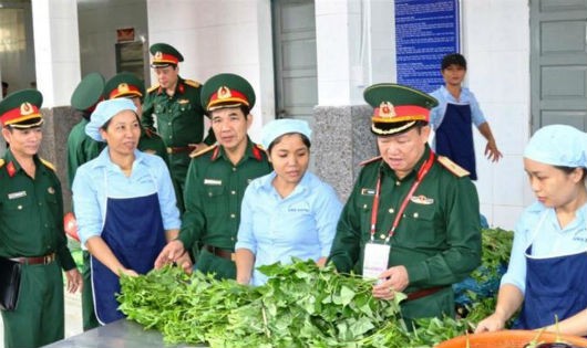Thiếu tướng Phan Bá Dân - Phó Chủ nhiệm Tổng cục Hậu cần kiểm tra công tác bảo đảm hậu cần tại Tiểu đoàn 3