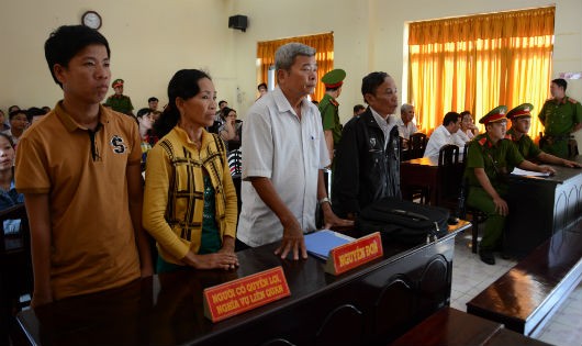 Bà Nguyễn Thị Tuyết (thứ hai, từ trái qua) nghe tuyên án tại phiên tòa phúc thẩm ngày 7/11/2017