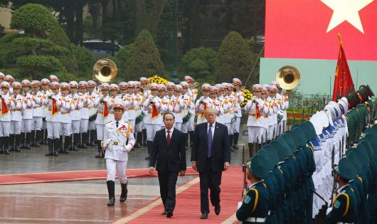 Chủ tịch nước Trần Đại Quang và Tổng thống Donald Trump duyệt đội danh dự