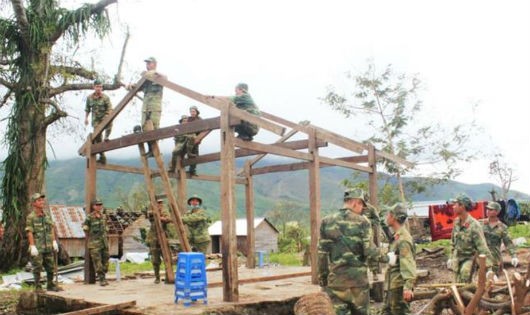 Bộ đội dựng lại nhà mới cho người dân sau bão số 12