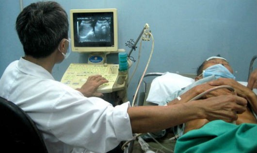 Bác sĩ Quang siêu âm cho bệnh nhân