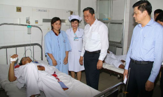 Ông Phạm Văn Hiểu - Phó Bí thư Thường trực Thành ủy TP Cần Thơ thăm và tặng qùa cho bệnh nhân bị tai nạn giao thông